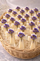 Velas de cruz con flores